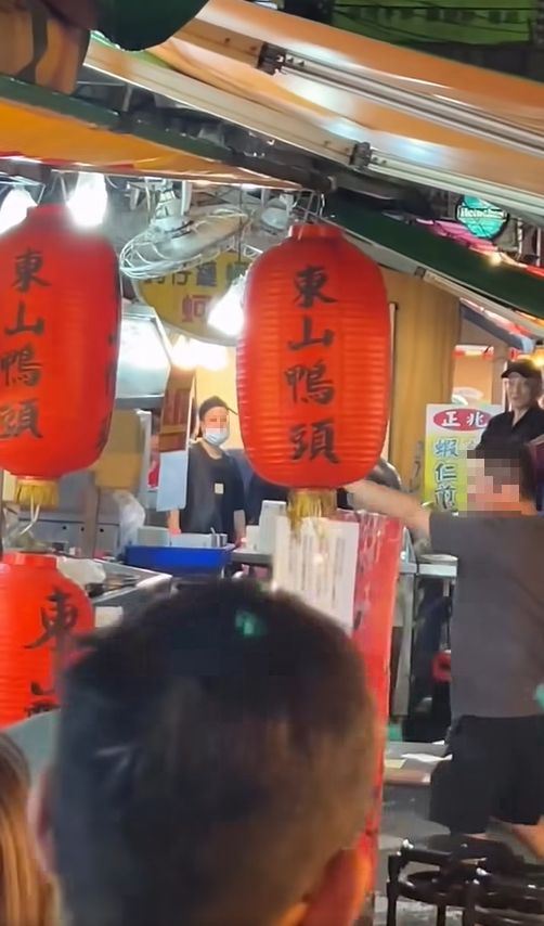 彭男不滿張男的攤位越界,兩人先是起口角紛爭,隨後爆發肢體衝突。(圖/翻攝自Threads @simpson__1020)