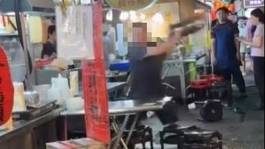 廟東夜市2攤商火爆砸店 遊客驚慌急閃