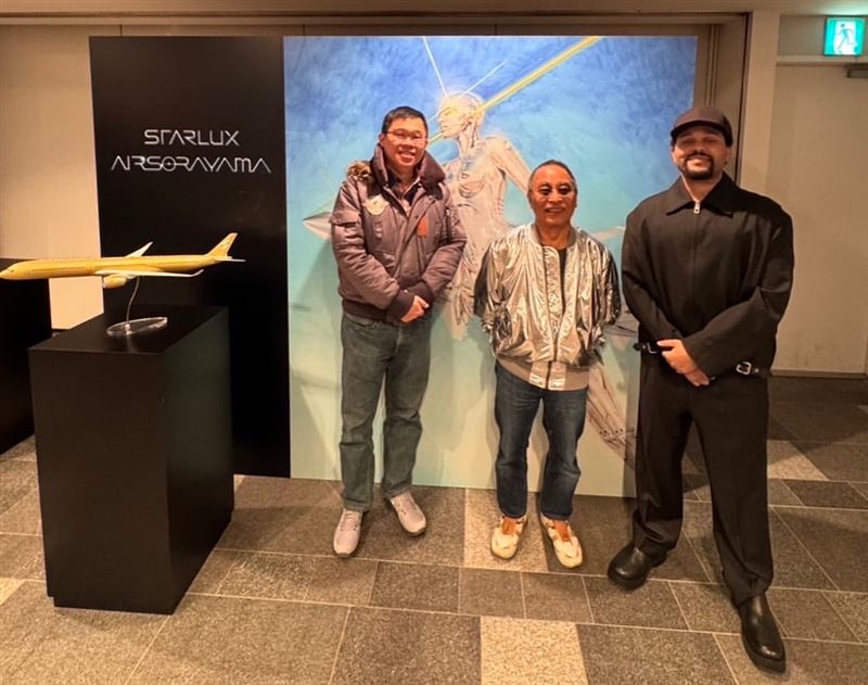 張國煒（左起）、空山基、流行天王The Weeknd 三人同框合體。（圖／翻攝自IG @hajimesorayamaofficial）