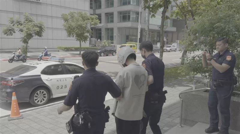 鍾姓男子在北市大安區咖啡廳假藉「驗錶」名義,搶走價值36萬元的勞力士黑水鬼後奪門而出。(圖/翻攝畫面)