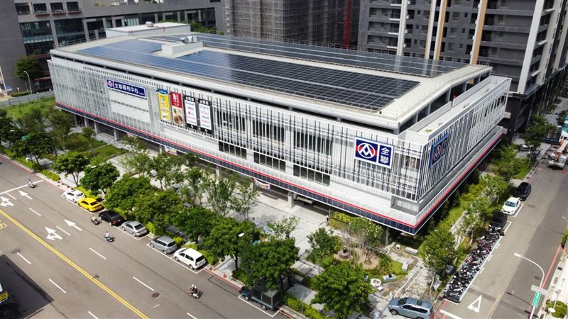 全聯進德店二樓為餐飲區、三樓健身工廠、四樓停車場。(圖/全聯提供)