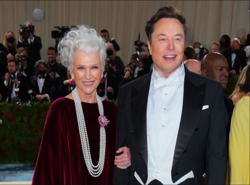 馬斯克（右）和母親梅耶（左）關係緊密。（翻攝mayemusk IG）