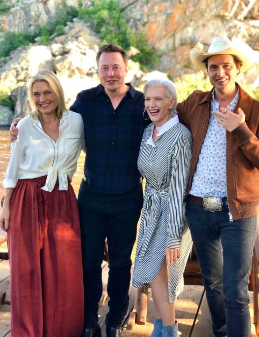 梅耶（右二）與3名子女合影，左起為女兒托斯卡馬斯克（Tosca Musk）、長子伊隆馬斯克（Elon Musk），以及小兒子金博爾馬斯克（Kimbal Musk）。（翻攝mayemusk IG）