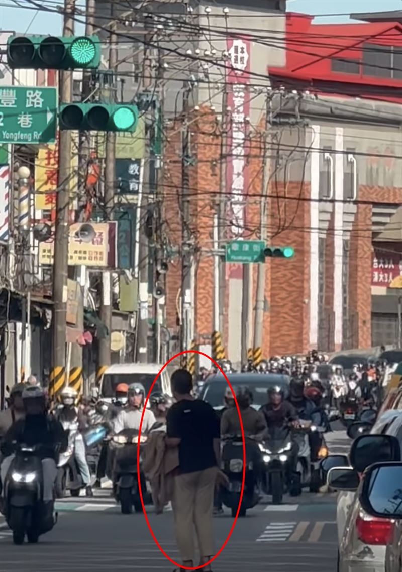 桃園一名視障男卡在車陣中。(圖/翻攝自《記憶八德》臉書)