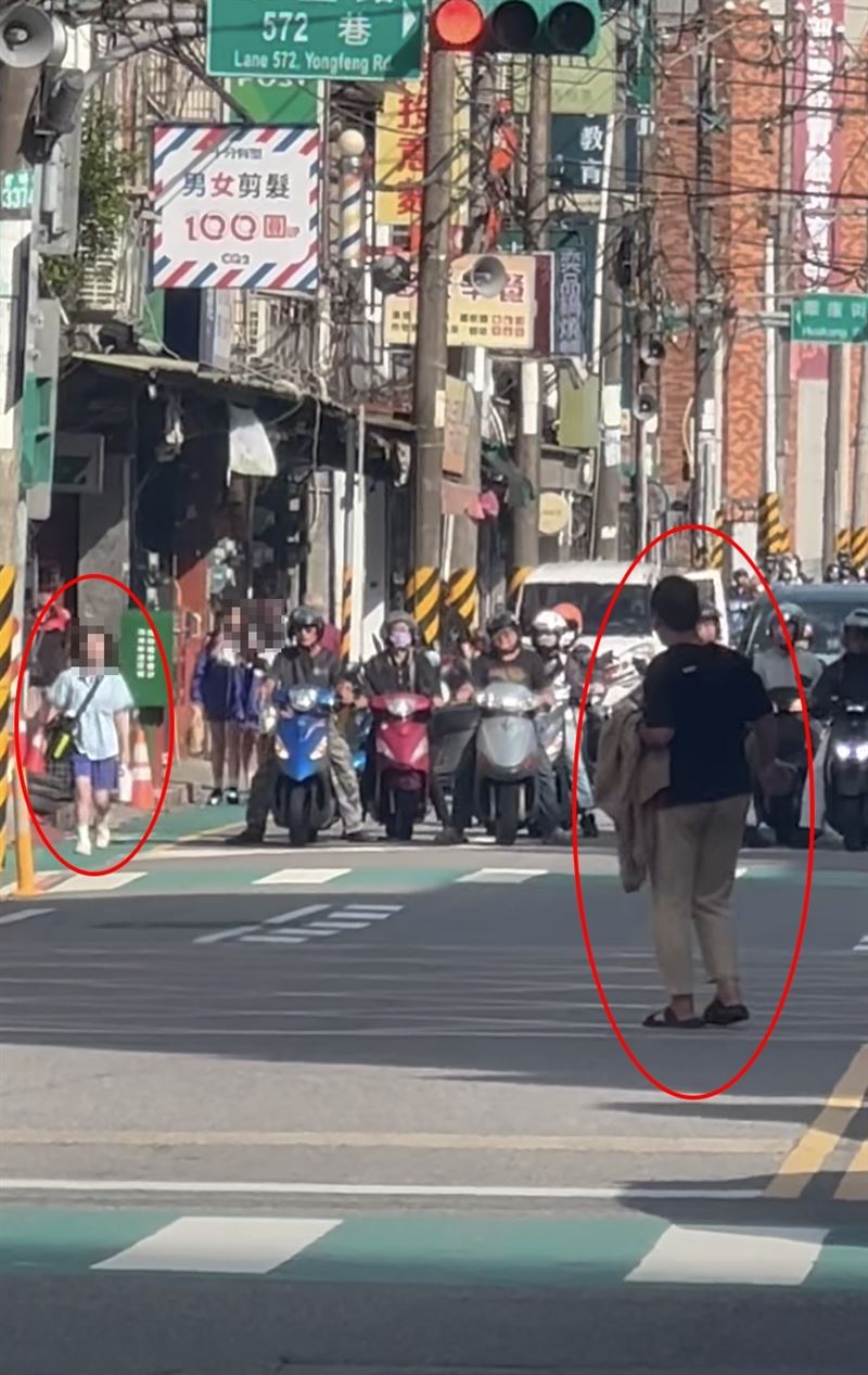新興高中女學生在對街就看到視障男卡在路中央。(圖/翻攝自《記憶八德》臉書)