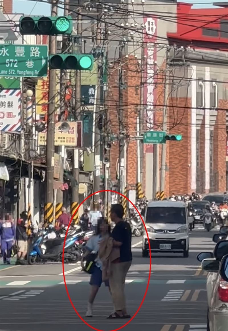 女學生上前將視障男牽引到路邊。(圖/翻攝自《記憶八德》臉書)