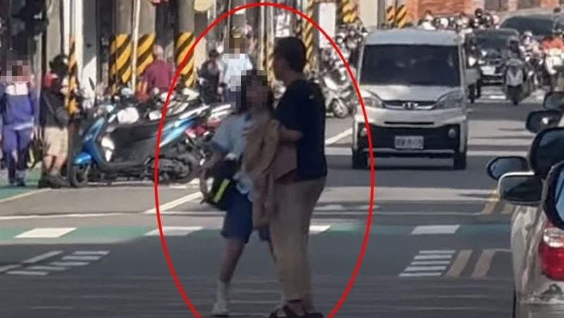 視障男過馬路「橫著走」女高生穿車陣救援