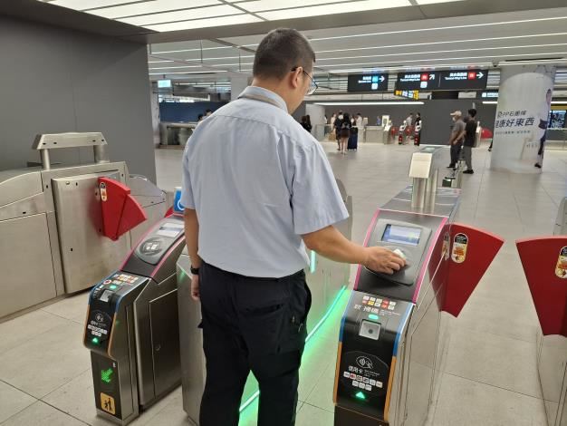 票卡感應成功後會顯示綠燈,旅客可直接快速通行。(圖/取自台北捷運官網)