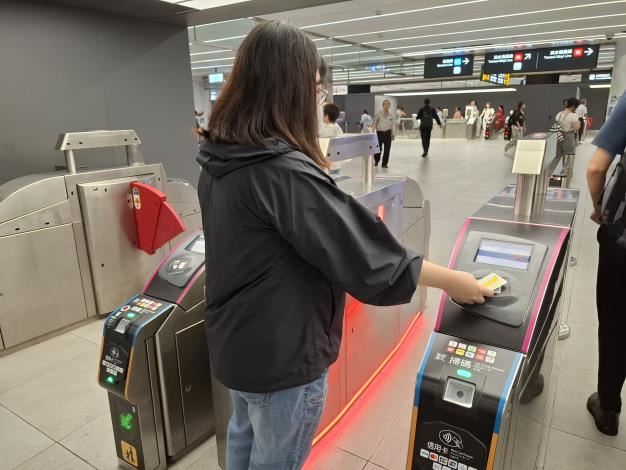 票卡感應失敗後會顯示紅燈,並出現警示音,提醒旅客前往諮詢處詢問。(圖/取自台北捷運官網)