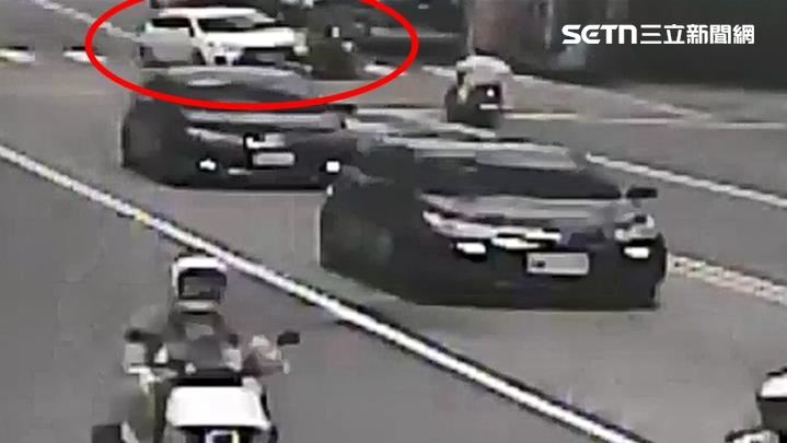 台中東區樂業路發生酒駕車禍,2名女騎士遭撞飛,1人多處骨折送醫不治。(圖/翻攝畫面)