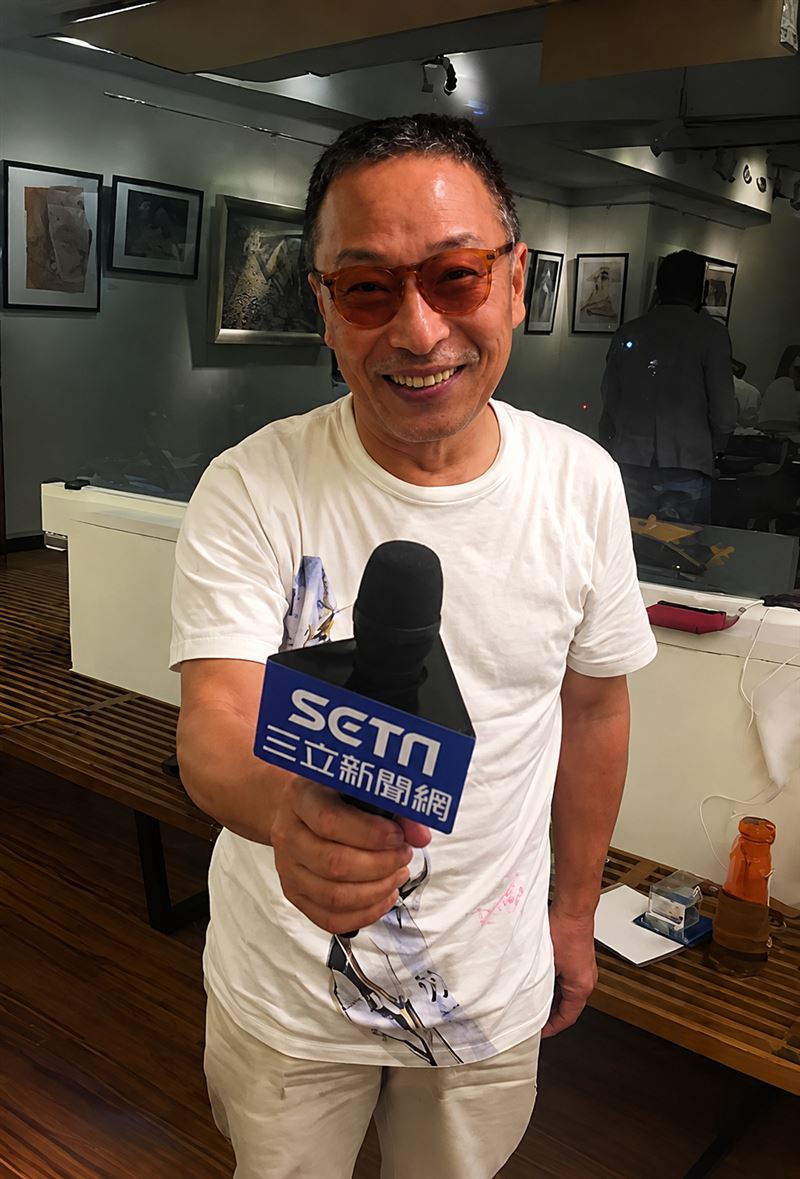 空山基現場如頑童般調皮，拿著麥克風一直訪問工作人員。（圖／資料照）