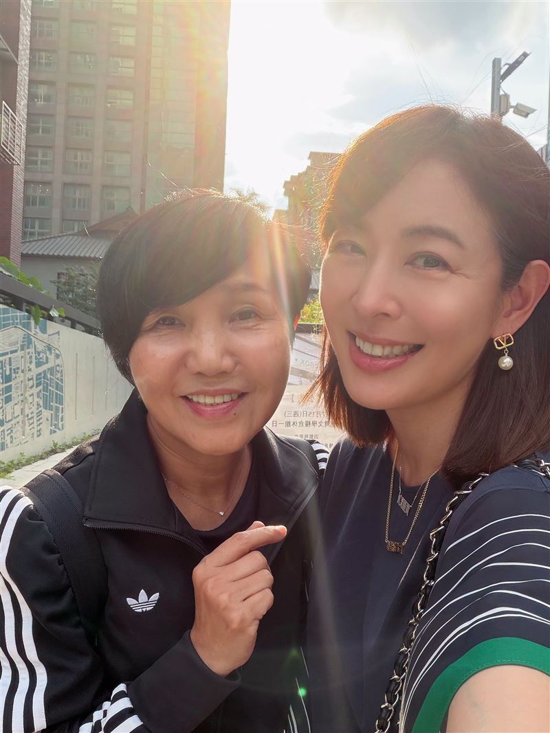 賈永婕擔任製作人發文揭祕辛,(左)為崔長華。(圖/翻攝自臉書)