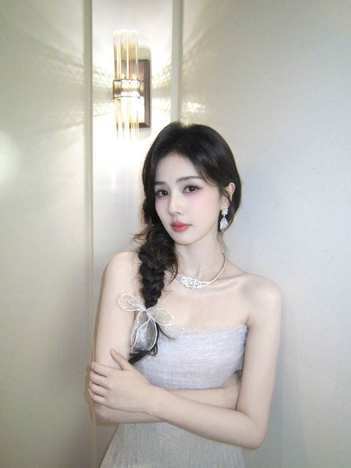 白鹿離開了待了十年的老東家歡娛影視,特別感謝老闆于正一路以來的栽培。(圖/翻攝自微博)