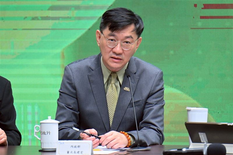 內政部次長董建宏今(16)日出席行政院會會後記者會。(圖/行政院提供)