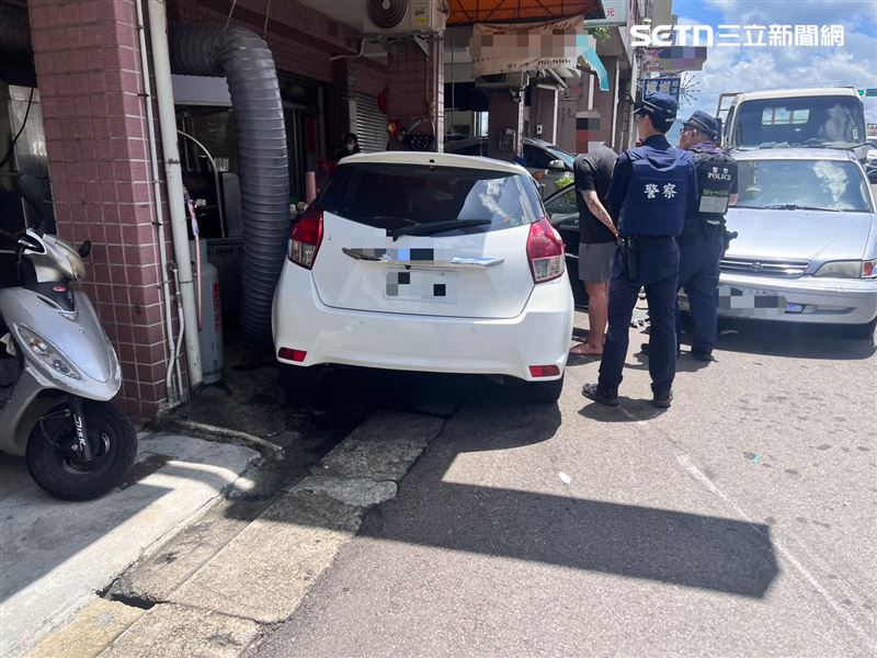 23歲男子酒駕肇事,在路口逆向撞飛2機車,害1名女騎士枉死。(圖/翻攝畫面)