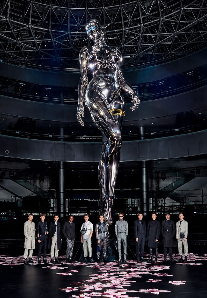 &nbsp;2019年Dior時尚走秀結合空山基系列聯名，更將秀場中間以大型Sexy Robot燈光秀。（圖／品牌提供）