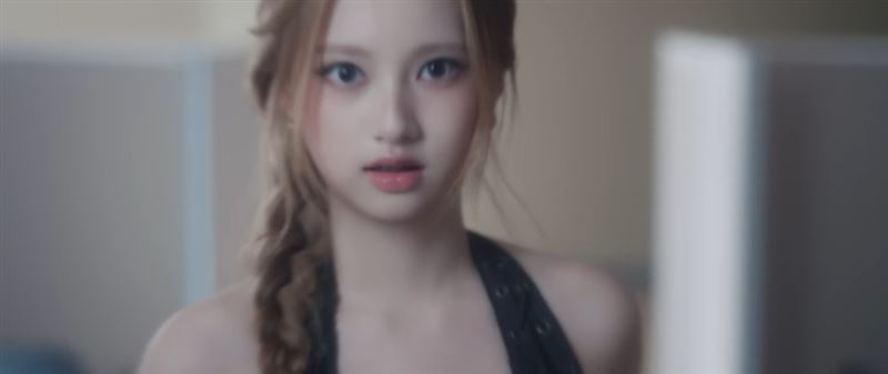 女團OURBIRTHDAY中來自台灣的成員CHERISHA(謝佳軒)正式亮相。(圖/翻攝自JYP Entertainment YT)