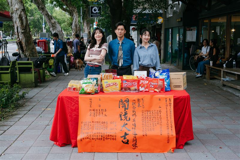 黃迪揚（中）和郭雪芙（左）劇中飾演夫妻，並育有女兒李沐（右）。（圖／一諾影視提供）