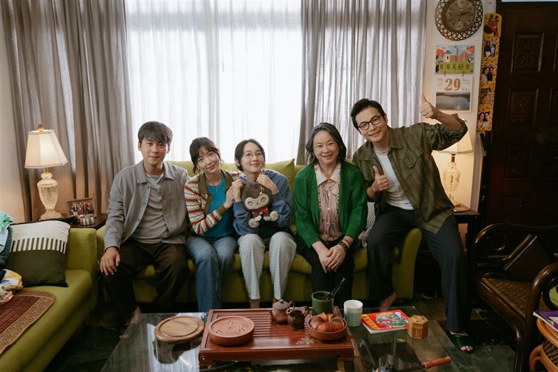 《我爸我媽，有時候還有阿嬤》正式殺青。（圖／一諾影視提供）