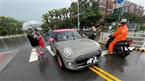 小甜甜開車撞飛女騎士！車禍現場曝光了