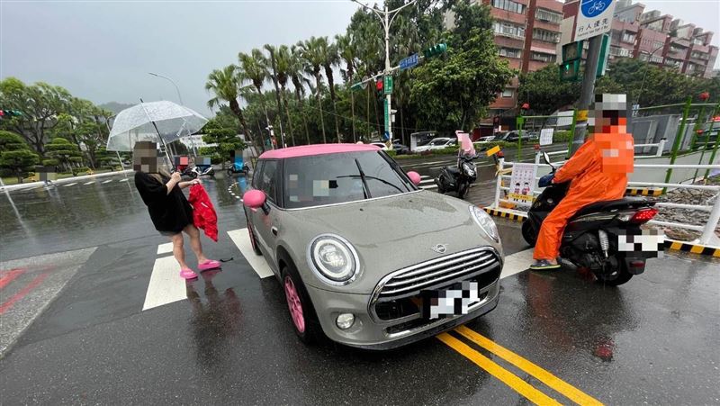 小甜甜開車撞飛女騎士!車禍現場曝光了