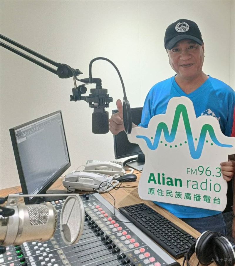 《風起太平洋 走訪花東線》主持人兼製作人cudjuy朱正勇持續探訪部落,紀錄部落的聲音。(圖/原文會提供)