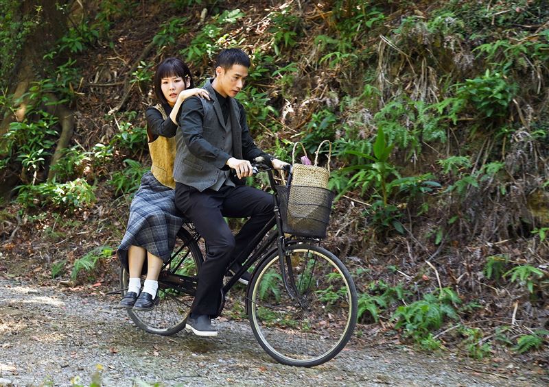 盧彥澤和何宜珊上演驚險車禍戲碼。(圖/台視提供)