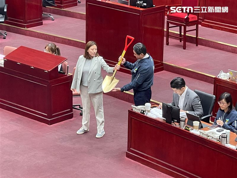 何孟樺送蔣萬安鏟子(圖/記者楊士誼攝影)
