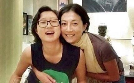 吳綺莉(右)未婚生下女兒「小龍女」吳卓林(左)。(圖/翻攝自吳綺莉微博)