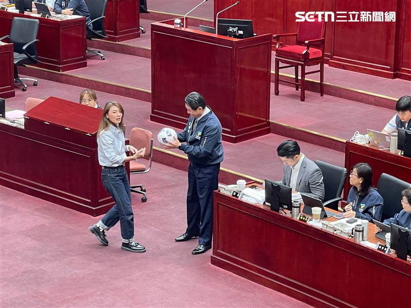 顏若芳送蔣萬安足球,要他不要踢皮球(圖/記者楊士誼攝影)