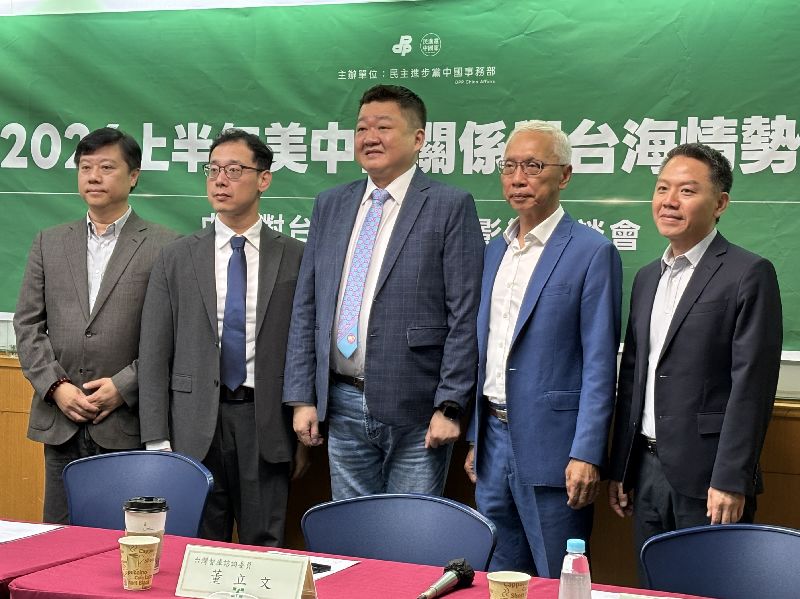 民進黨中國部16日舉行「上半年美中台關係與台海情勢回顧:中國對台作為與區域影響座談會」座談會,民進黨副秘書長何博文(中)、國策研究院副院長郭育仁(右1)以及美國聖湯瑪斯大學政治系講座教授葉耀元(左2)與會