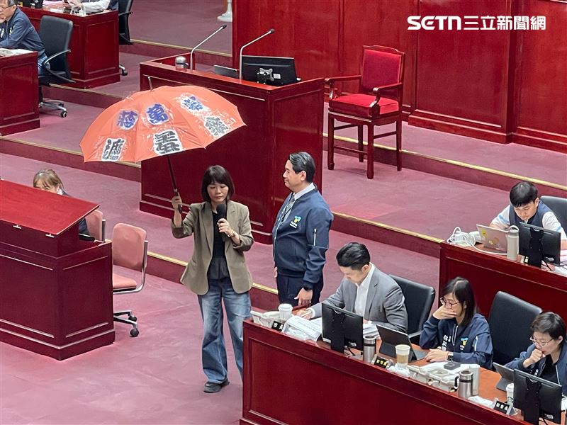 簡舒培送蔣萬安遮羞傘(圖/記者楊士誼攝影)