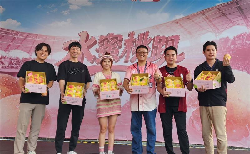 桃園市政府農業局長陳冠義（右3）、復興區水蜜桃公主MOMO（左3），以及樂天桃猿領隊野原武人（左2）率領球團團隊一起行銷推廣拉拉山水蜜桃