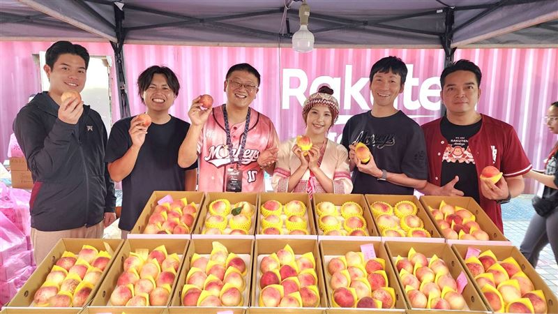 桃園市政府農業局長陳冠義（左3）、復興區水蜜桃公主MOMO（右3），以及樂天桃猿領隊野原武人（右2）率領球團團隊一起行銷推廣拉拉山水蜜桃