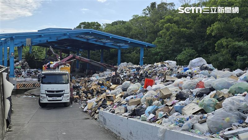 屏東縣小琉球垃圾堆積量一度高達1500噸,因1100萬元垃圾清運標案連續15次流標,垃圾嚴重爆倉。(圖/翻攝畫面)