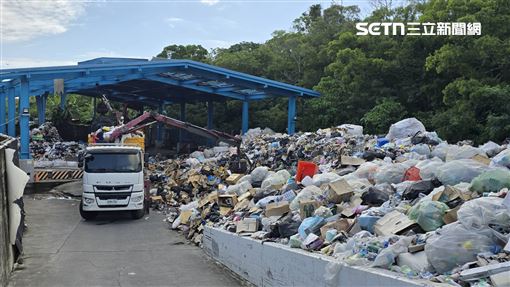 小琉球囤1500噸垃圾！警登島…斷流氓路