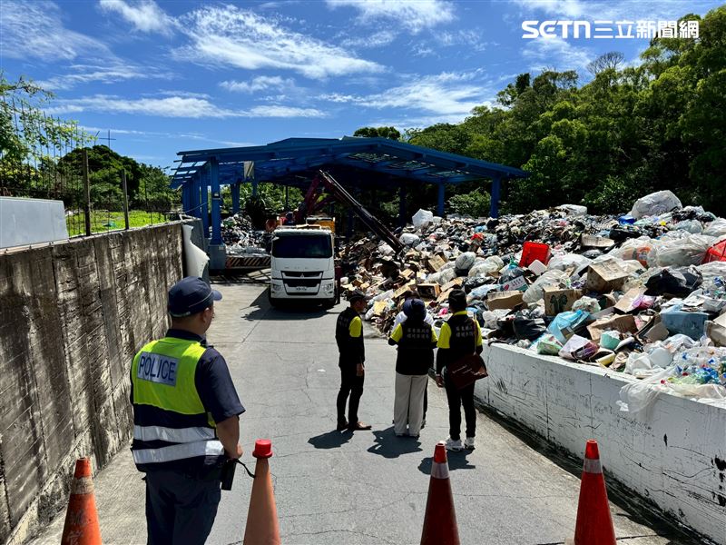 今(16)日首批30公噸垃圾運離小琉球,現場更由縣府人員與警方全程駐點戒護,外界解讀,此舉除了確保清運作業順利進行,也有防堵「環保流氓」介入、滋擾的意味。(圖/翻攝畫面)