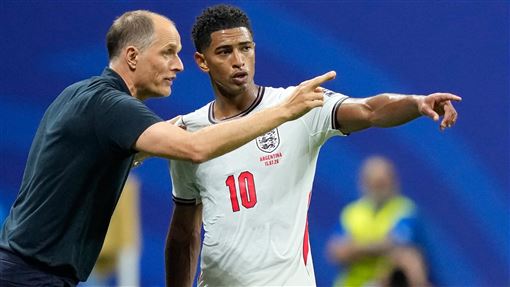 英格蘭總教練圖赫爾（Thomas Tuchel）在賽後堅定捍衛自己的執教方針，並確認將履行合約，續任總教練至2028年歐洲國家盃。（圖／美聯社／達志影像）