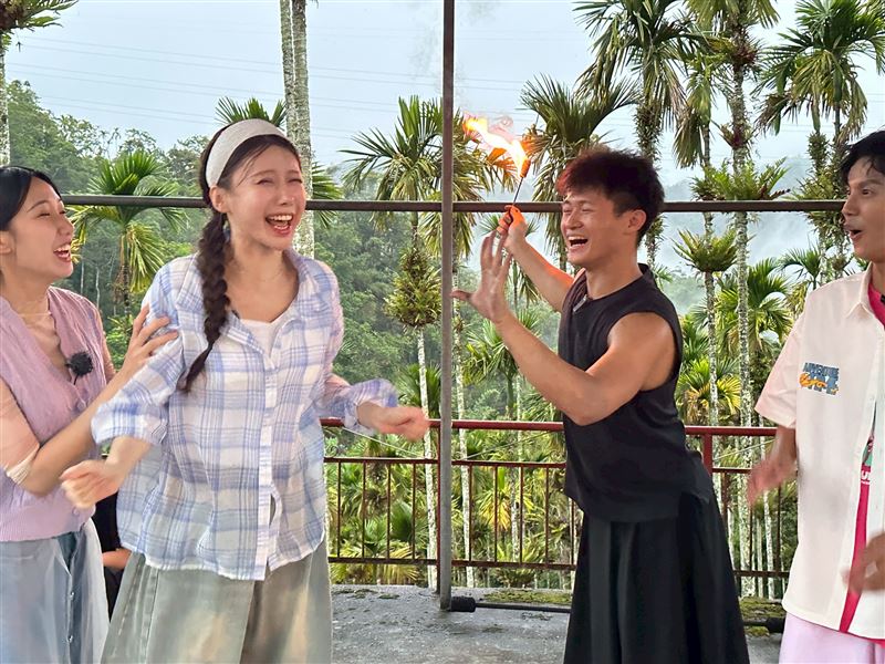 李雅英體驗火舞。(圖/民視提供)
