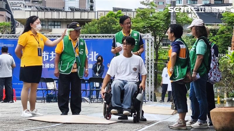 第23屆全國脊髓損傷者運動會前哨戰「四四南村輪椅障礙體驗賽」登場，7月16~19日開放一般民眾體驗，了解輪椅使用者在空間障礙上的不便。（圖／記者陳韋帆攝影）