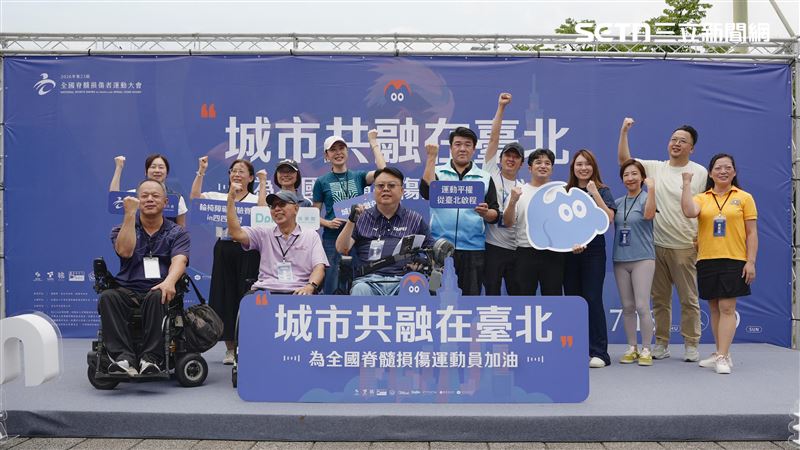城市共融在臺北,賈永婕,運動平權,全國脊髓損傷者運動大會,台北市政府體育局局長游竹萍(後左3)、台北101董事長賈永婕(後左4)、Doiiin永續媒體創辦人何龢(後右6)、陳玉珊導演(後右3)。（圖／Doiiin 永續媒體提供）