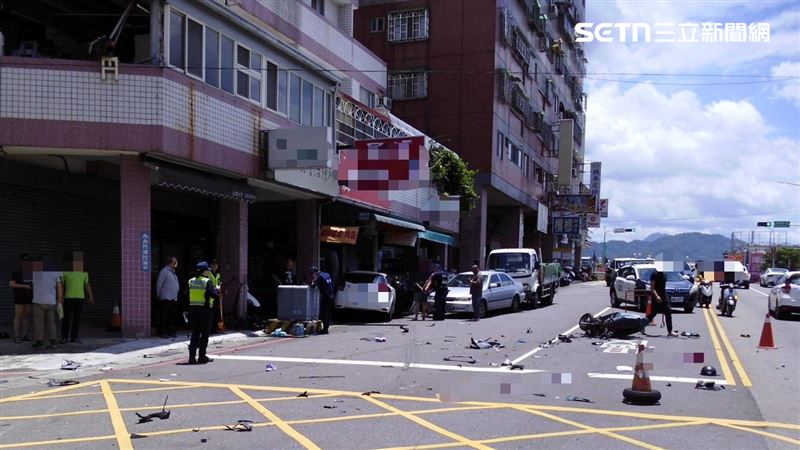 車禍撞擊力道猛烈,2輛機車被撞到解體,其中69歲女騎士傷重死亡。(圖/翻攝畫面)