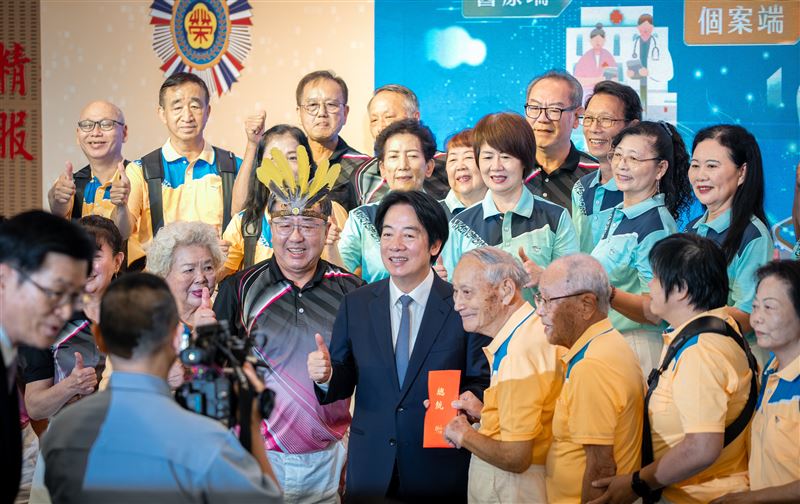總統賴清德出席「115年榮民照護數位轉型元年啟動典禮」,與榮民朋友同歡(圖/總統府提供)