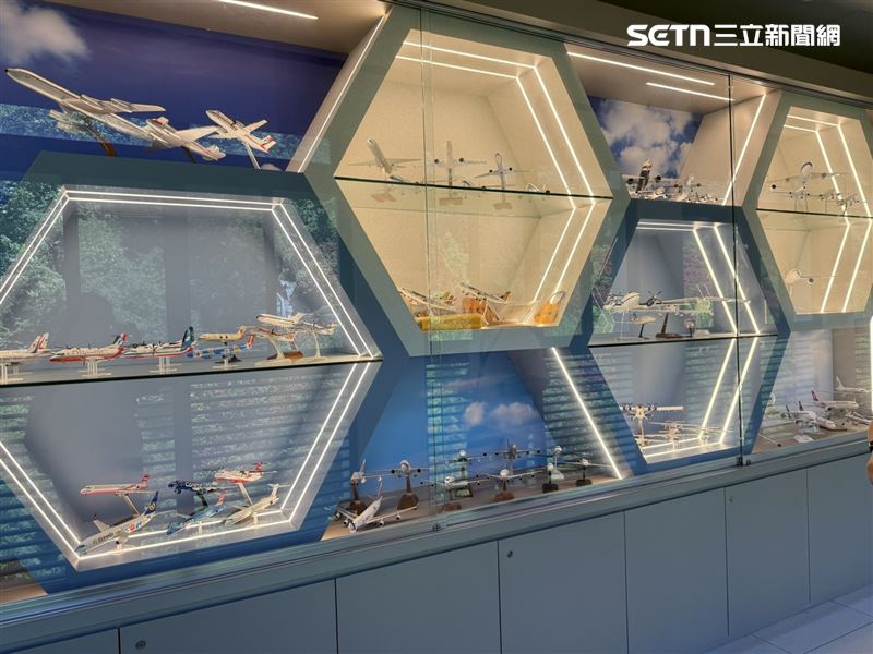 展示於航空大樓教室外展示走廊的模型與航空文物，多數都是航空模型收藏家林曉峰提供的部分珍藏。（圖／記者李育道攝影）