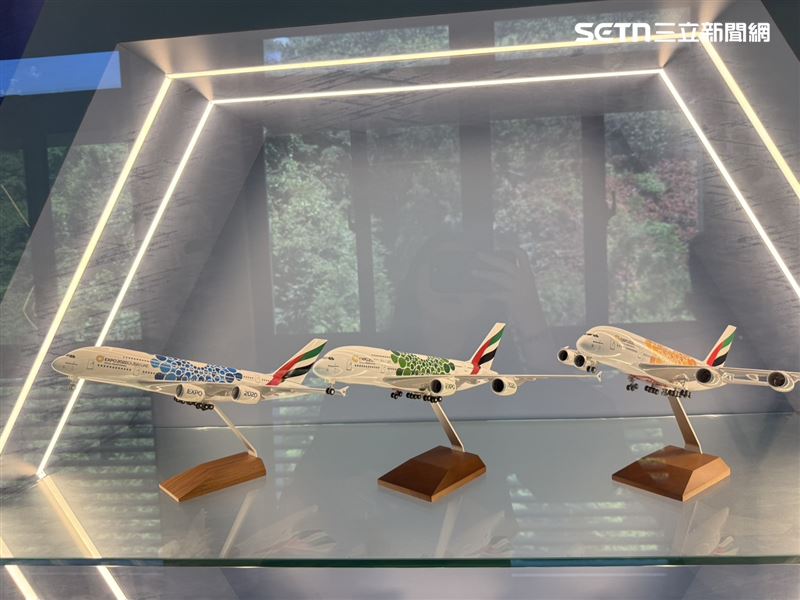 阿聯酋航空（Emirates）為2020杜拜世界博覽會（Expo 2020 Dubai）推出的三款A380彩繪機模型，以不同色彩呈現世博主題，也是近年國際航空公司大型彩繪機代表作之一。（圖／記者李育道攝影）
