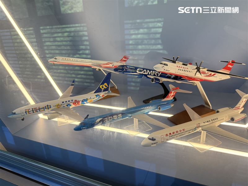 台灣航空公司彩繪機最早年是遠東航空、復興航空曾推出廣告彩繪機，五月天演唱會也曾登上復興航空機身。（圖／記者李育道攝影）