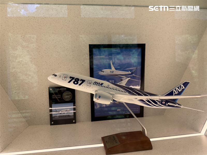 全日空（ANA）全球第一架波音787交機紀念模型，後方還保留原廠交機紀念牌以及該模型「身分證」。（圖／記者李育道攝影）
