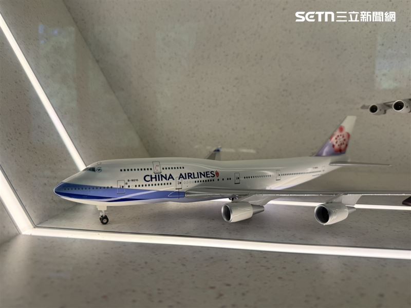 展示櫃中也收藏華航經典747-400模型。這款曾是華航長程航線主力機型，如今雖已逐步退出客運舞台，但仍是許多航空迷心中的經典客機。（圖／記者李育道攝影）