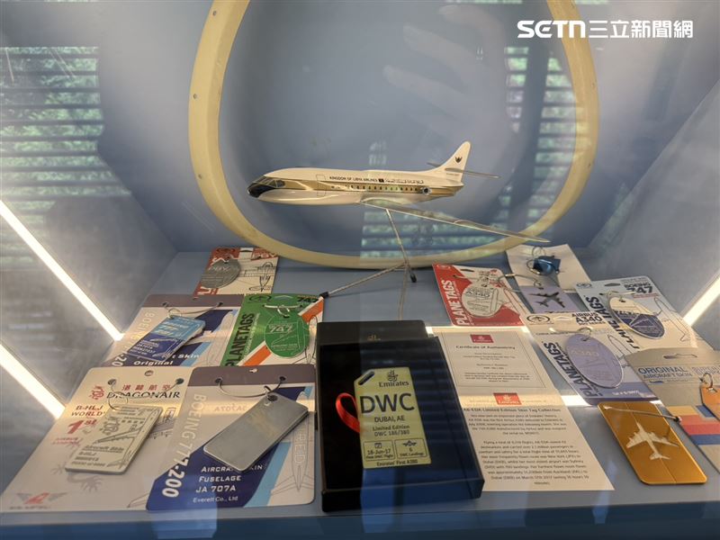 每一塊都來自真正除役飛機的機身外殼，不僅保留原本的機身塗裝，也附有飛機型號、註冊編號、收藏證書及限量編號。（圖／記者李育道攝影）