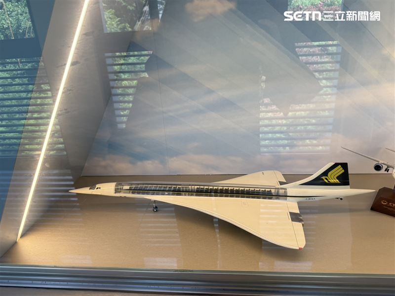 左右兩側採不同航空公司塗裝的協和號（Concorde）模型是全世界超級限量版罕見模型。（圖／記者李育道攝影）